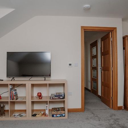 Lovely New 1 Bedroom Loft Apartment With On Drive Parking Trowbridge Exteriér fotografie