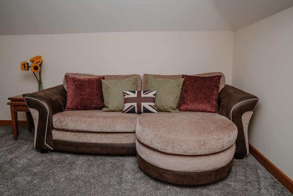 Lovely New 1 Bedroom Loft Apartment With On Drive Parking Trowbridge Exteriér fotografie