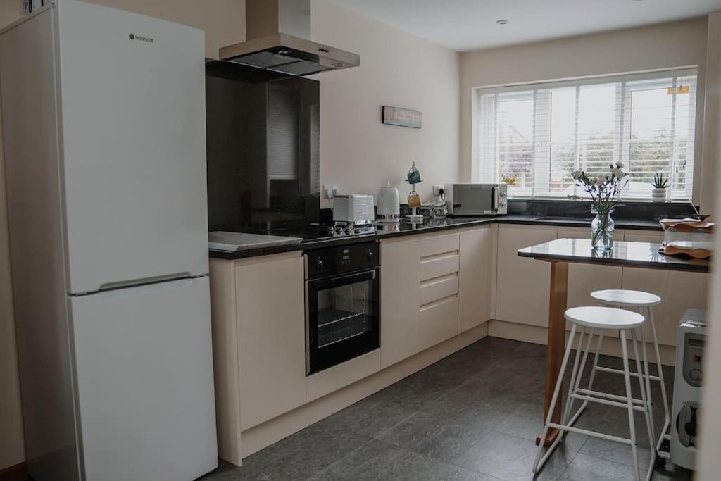 Lovely New 1 Bedroom Loft Apartment With On Drive Parking Trowbridge Exteriér fotografie