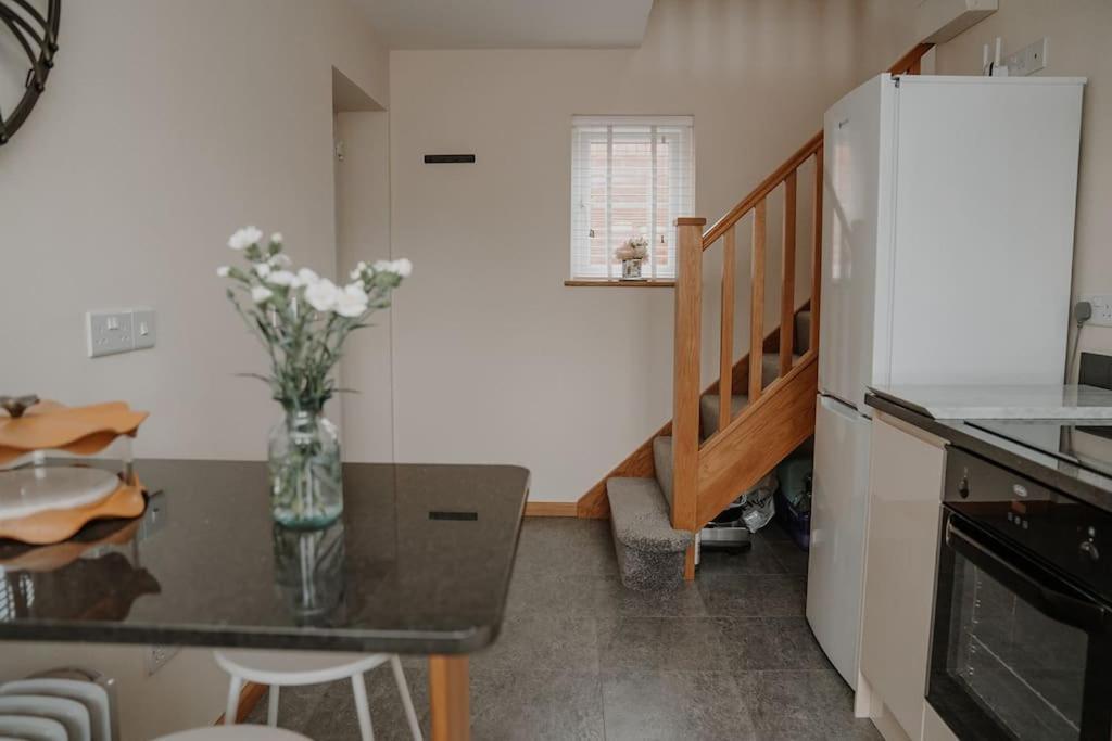 Lovely New 1 Bedroom Loft Apartment With On Drive Parking Trowbridge Exteriér fotografie