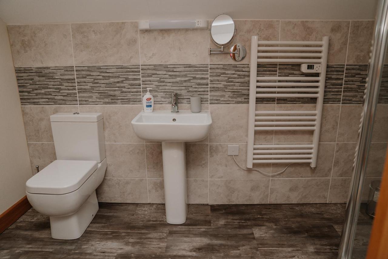 Lovely New 1 Bedroom Loft Apartment With On Drive Parking Trowbridge Exteriér fotografie