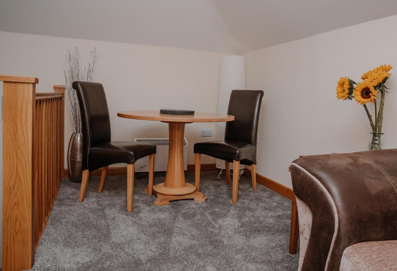 Lovely New 1 Bedroom Loft Apartment With On Drive Parking Trowbridge Exteriér fotografie