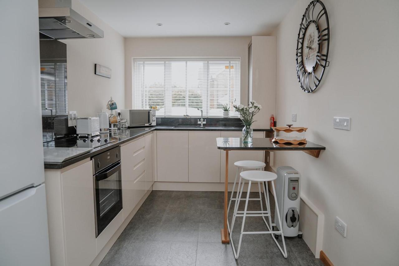Lovely New 1 Bedroom Loft Apartment With On Drive Parking Trowbridge Exteriér fotografie