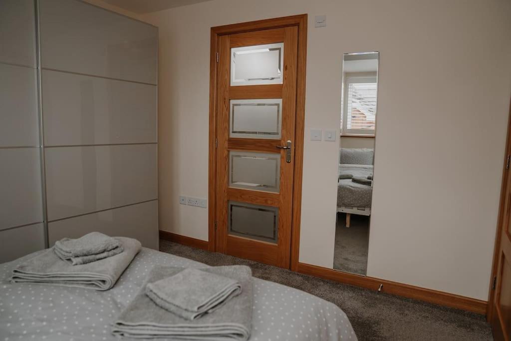 Lovely New 1 Bedroom Loft Apartment With On Drive Parking Trowbridge Exteriér fotografie