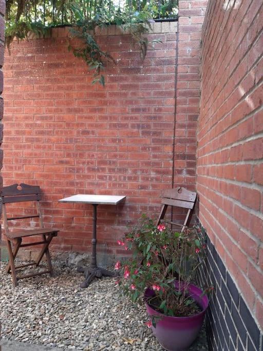 Lovely New 1 Bedroom Loft Apartment With On Drive Parking Trowbridge Exteriér fotografie