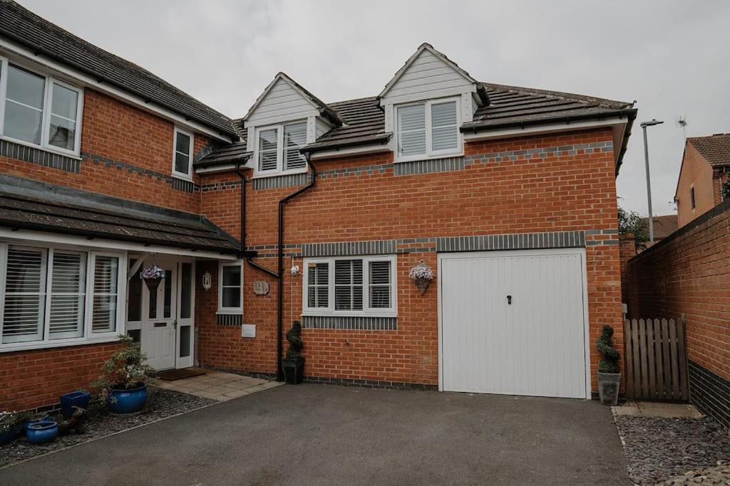 Lovely New 1 Bedroom Loft Apartment With On Drive Parking Trowbridge Exteriér fotografie