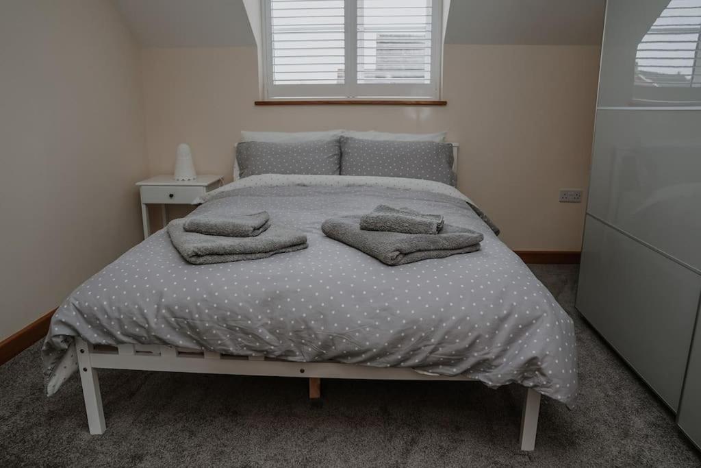 Lovely New 1 Bedroom Loft Apartment With On Drive Parking Trowbridge Exteriér fotografie