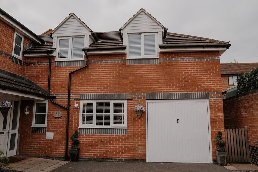 Lovely New 1 Bedroom Loft Apartment With On Drive Parking Trowbridge Exteriér fotografie