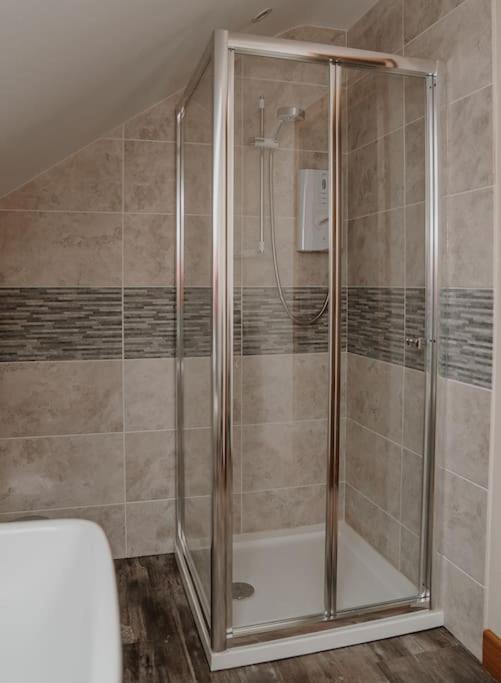Lovely New 1 Bedroom Loft Apartment With On Drive Parking Trowbridge Exteriér fotografie