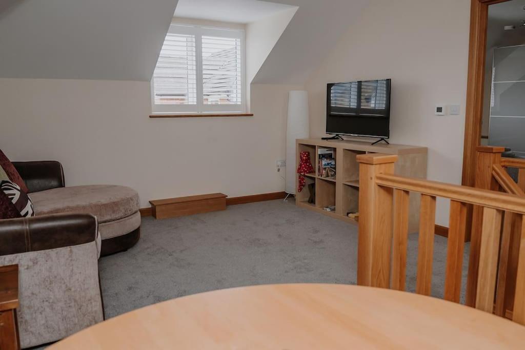 Lovely New 1 Bedroom Loft Apartment With On Drive Parking Trowbridge Exteriér fotografie