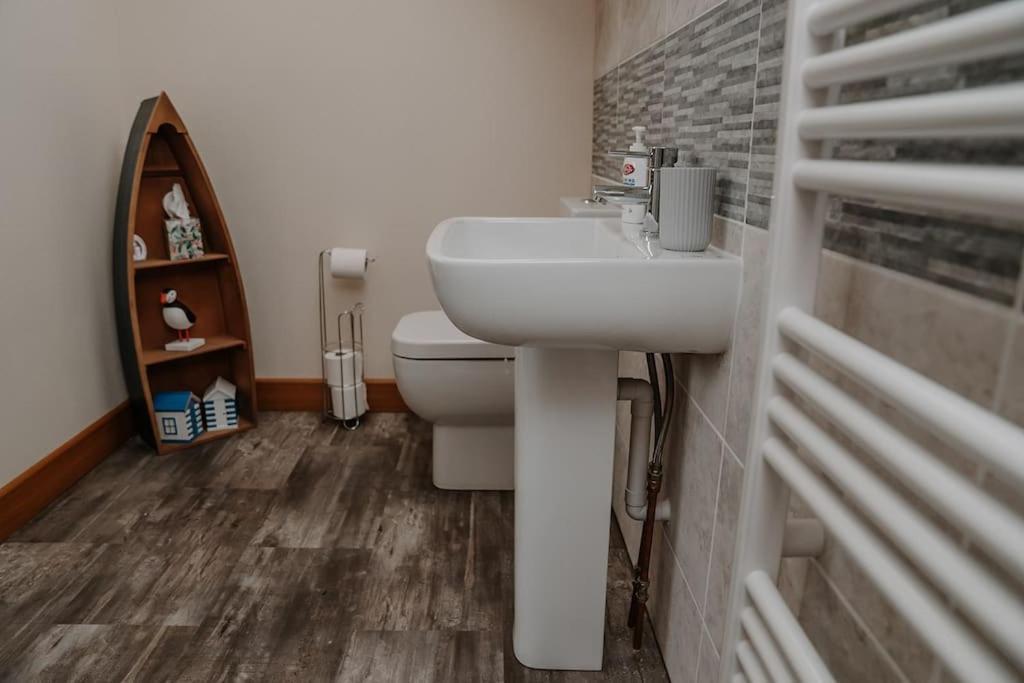 Lovely New 1 Bedroom Loft Apartment With On Drive Parking Trowbridge Exteriér fotografie