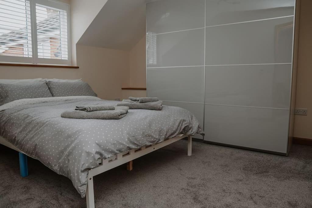 Lovely New 1 Bedroom Loft Apartment With On Drive Parking Trowbridge Exteriér fotografie