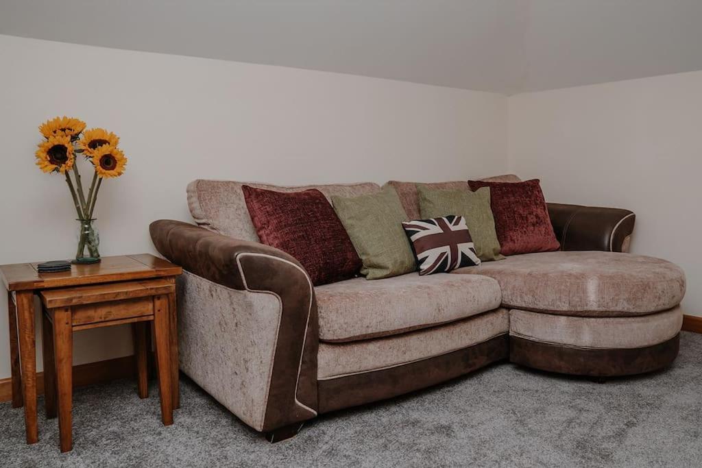 Lovely New 1 Bedroom Loft Apartment With On Drive Parking Trowbridge Exteriér fotografie