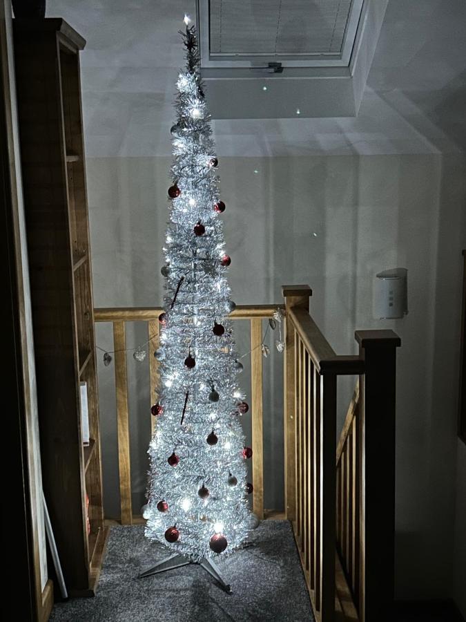 Lovely New 1 Bedroom Loft Apartment With On Drive Parking Trowbridge Exteriér fotografie
